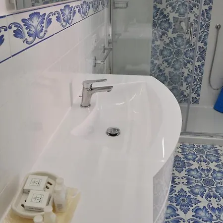 Calise B Senza Balcone * Procida