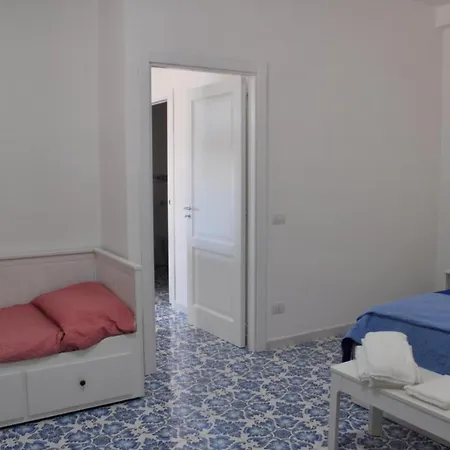 Calise B Senza Balcone * Procida